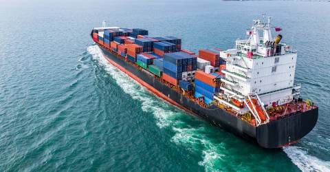 Luchtfoto internationaal transport per vrachtcontainerschip in import en export zakelijke logistiek